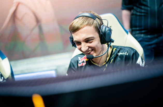 Yabo Sports-DWG不断突破！，Ning连续三场比赛得分超过最后时刻胜出赛场气氛高涨的简单介绍-Yabo Sports