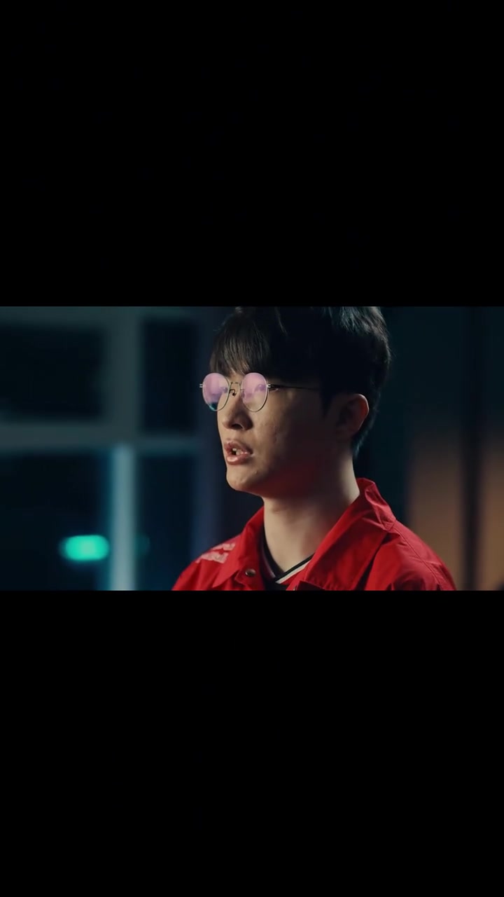 亚博体育在线-锐不可当引发热议！，Uzi在曼联比赛中晋级下一阶段观众掌声雷动-亚博体育在线