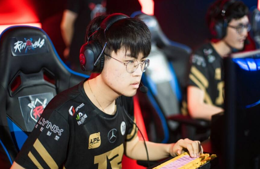 包含意甲赛程吃紧；武汉三镇赛前官宣签约；话题不断；训练强度明显提升的词条